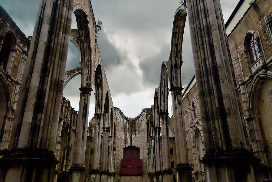 Разрушенный землетрясением средневековый кармелитский монастырь впечатляет сильнее, чем сюжеты Каспара Давида Фридриха. Лиссабон, Португалия