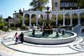 Обязательным атрибутом любого жаркого города являются фонтаны, в Баку их огромное множество, разных форм и размеров.