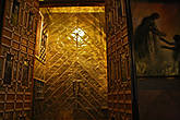 например вот эта золотая дверь наверное обошлась Гуэлю не в одну копеечку из целого состояния, которое стоил весь Дворец. Да и назвать его иначе как Дворцом язык не поворачивается