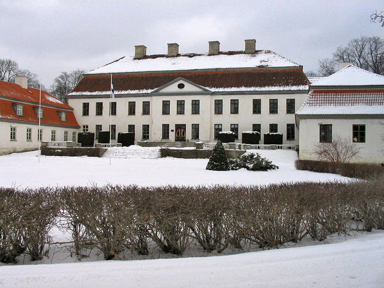 Дворец Сууремыйза зимой. 