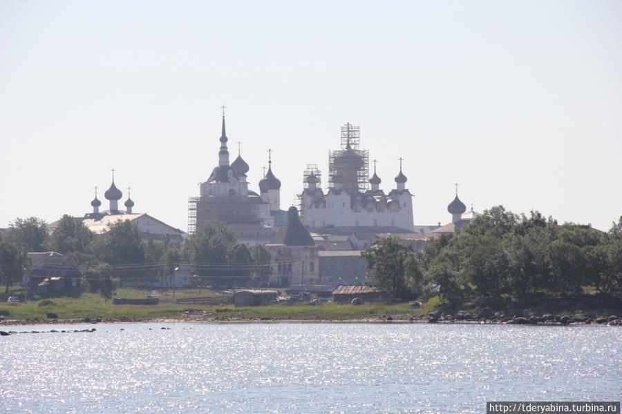 Когда подошли ближе, я не смогла сдержать вздох отчаянья — и здесь главный храм монастыря в лесах. Да... повезло в этой поездке на реставрационные работы — все основные достопримечательности: церковь в Кижах, храм на Валааме, собор на Соловках —  в лесах...:( Республика Карелия, Россия