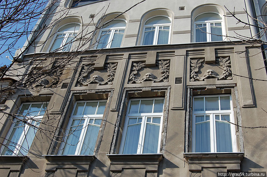 Доходный дом Ананьева ( Вольская, 97).Четвёрка усачей