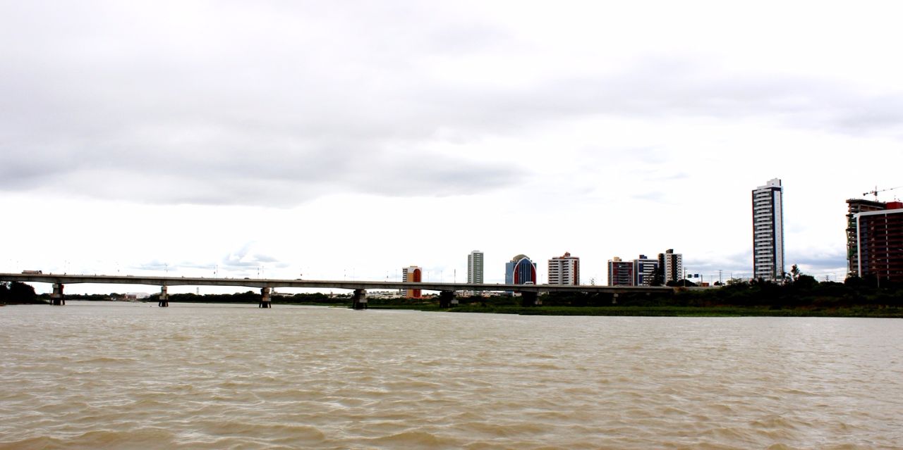 Конкурирующая организация — мост между г. Петролина (справа) и г. Жуазейру Петролина, Бразилия