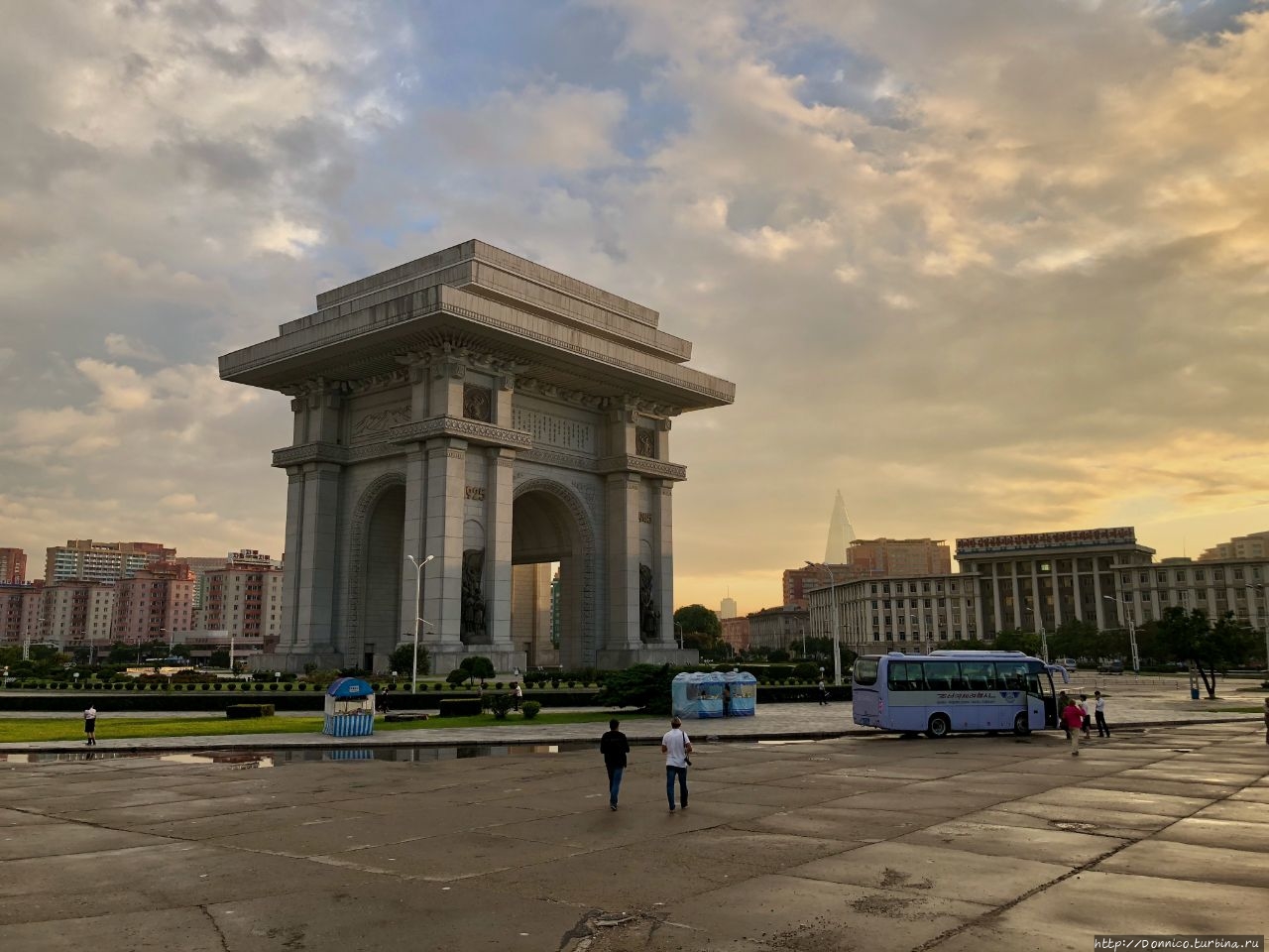 Закат у Триумфальной Арки в Пхеньяне