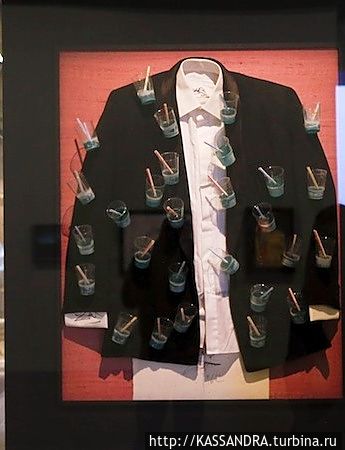 «Возбуждающий пиджак» художника, украшенный им пришитыми рюмочками с мятным ликером. Париж, Франция