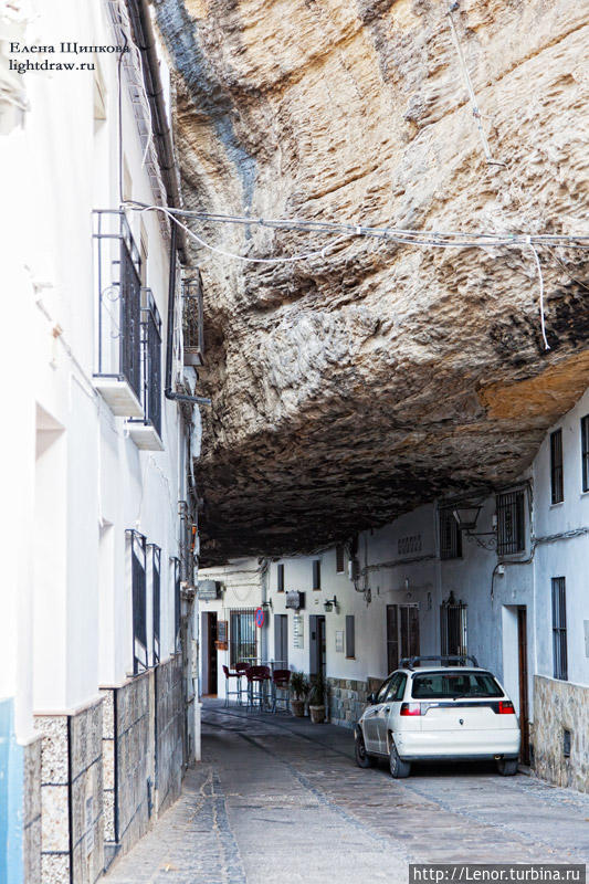 Setenil De Las Bodegas — город под скалой Андалусия, Испания