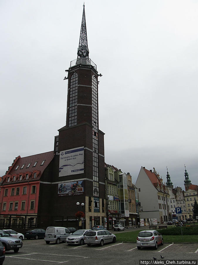 Отстроенная ратуша высотой 78 метров с лифтом для подъема на обзорную площадку. Ныса, Польша