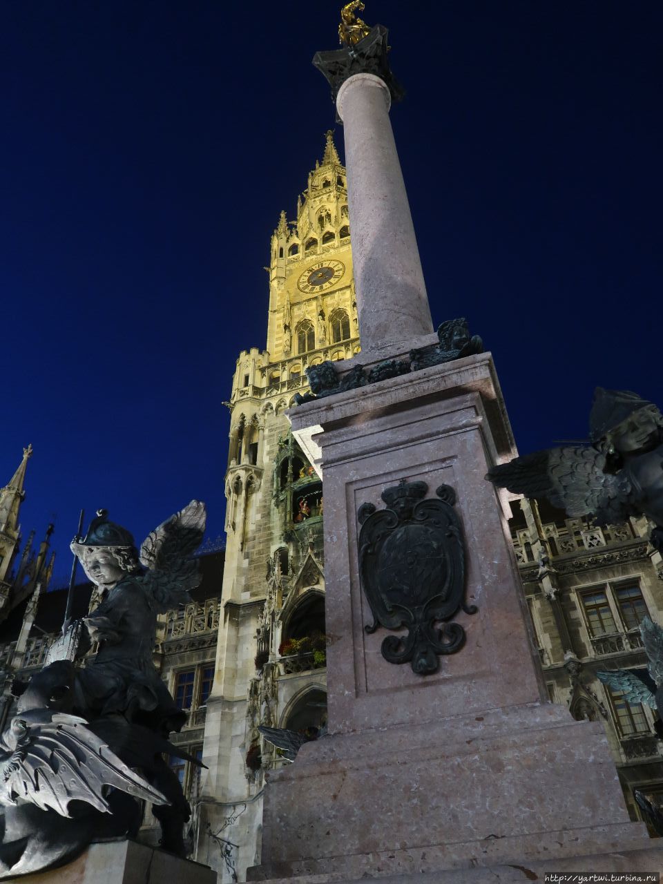 Мариинская колонна, расположенная на площади Мариенплац в Мюнхене, — статуя Святой Девы Марии, установленная на колонне. Мария почитается здесь в качестве покровительницы Баварии. Мюнхен, Германия