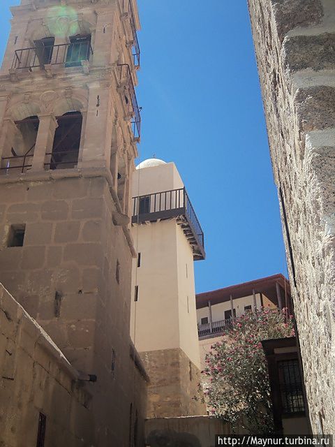 В глубине белеет минарет мечети. Мечеть служила защитой от разорения турками. Монастырь Святой Екатерины, Египет