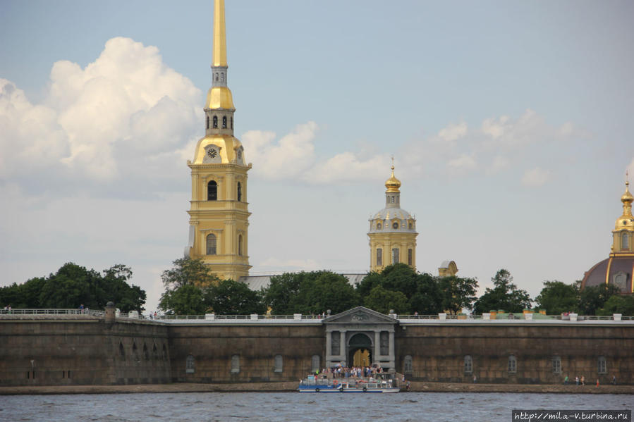 Белые ночи Северной Пальмиры, также парки и дворцы пригорода Санкт-Петербург и Ленинградская область, Россия