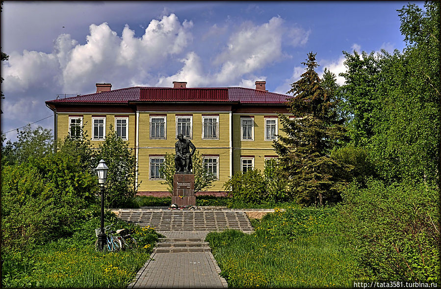 Здание администрации и памятник Ломоносову