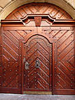 На воротах бывшей Градчанской ратуши в дверь вставлена узкая металлическая полоска.