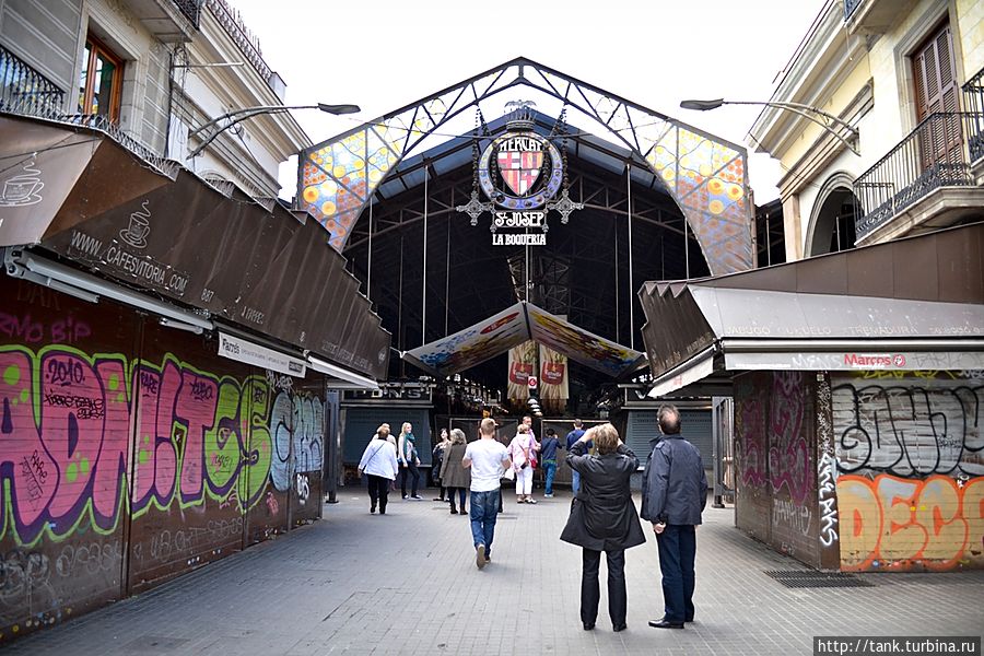 Осмотрев  фонтаны, решаем прогуляться по Рамбле.  Бывшее русло реки, сегодня самый известный и самый оживленный пешеходный бульвар города, как оказалось на деле, длиной всего чуть больше километра.