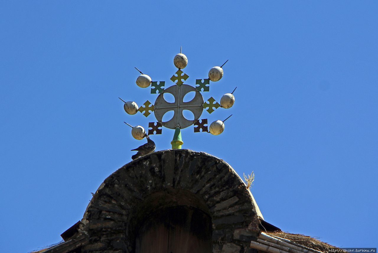 эфиопский восьмиконечный крест на церковью. Гондер, Эфиопия