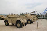 AML-90 Боевая машина огневой поддержки. 90 л.с Вес 5.5 тонн, вместительность — 3 человека.