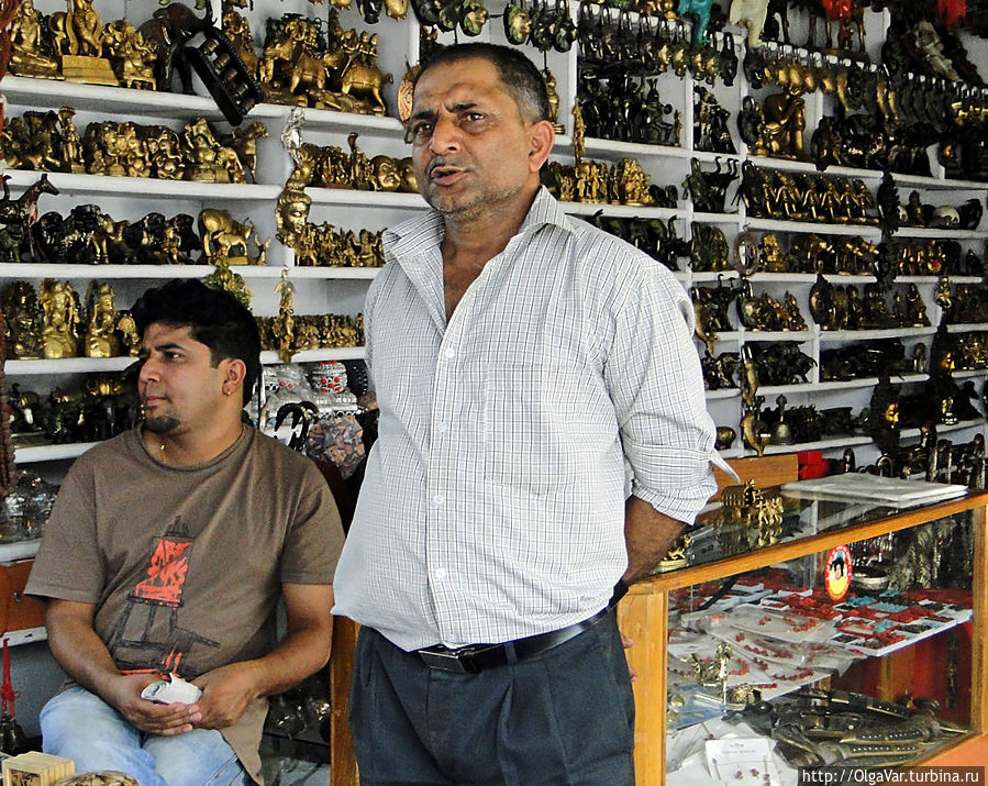 В одних магазинчиках царили тишина и суровые крепкие мужчины арабской внешности, ожидавшие нечаянных покупателей Покхара, Непал