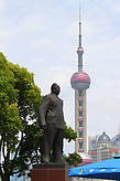 Монумент китайского героя на фоне жемчужины