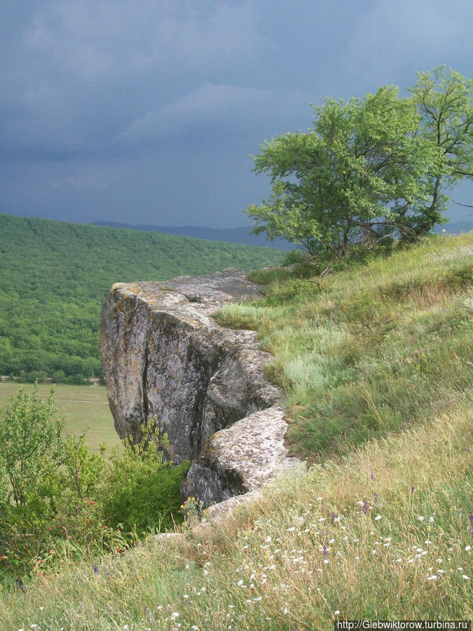 Пещерный город Бакла в июле перед грозой Скалистое, Россия