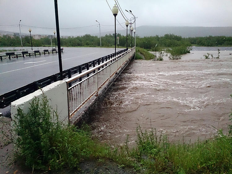 Вода уже подошла вплотную