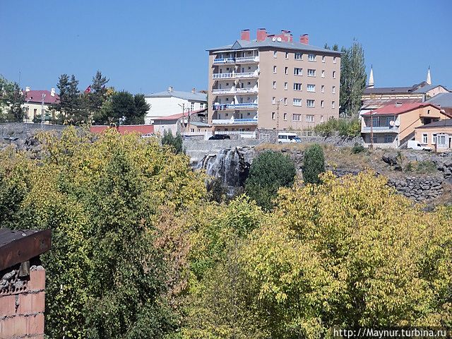 Парк  Гейдара Алиева , Ничего необычного в парке нет, интересны только два исскуственных водопада — на входе и выходе, Карс, Турция