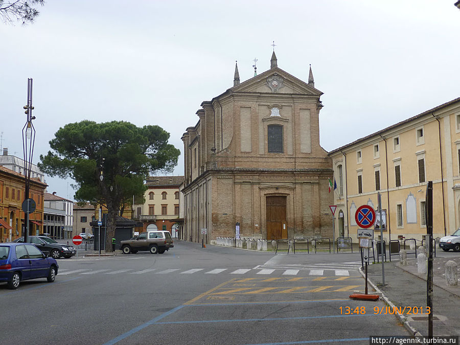В соборе шла служба — мы не пошли, жена и дочка явно не тянули по внешнему виду на прихожанок. А жаль — там есть уникальные росписи.