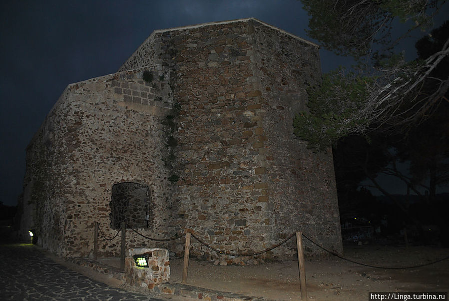 А эта постройка — самая древняя на территории крепости. Каталония, Испания