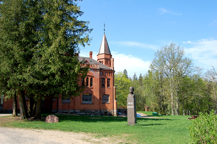Замок Сангасте и памятник графу фон Бергу