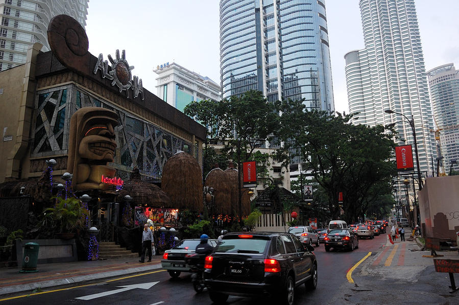 На улице, ведущей к башням-близнецам Куала-Лумпур, Малайзия