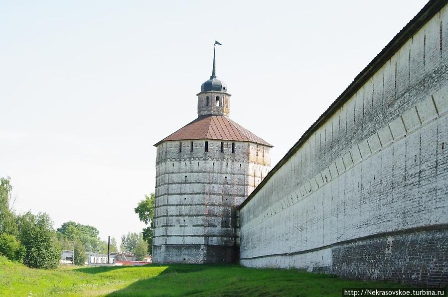 Стены Кирилло-Белозерского монастыря действительно напоминают крепость (Вологодская башня — вид снаружи).