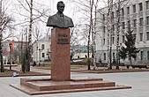 Это памятник Машерову, знаменитому уроженцу Витебской области, его очень любят в Витебске.