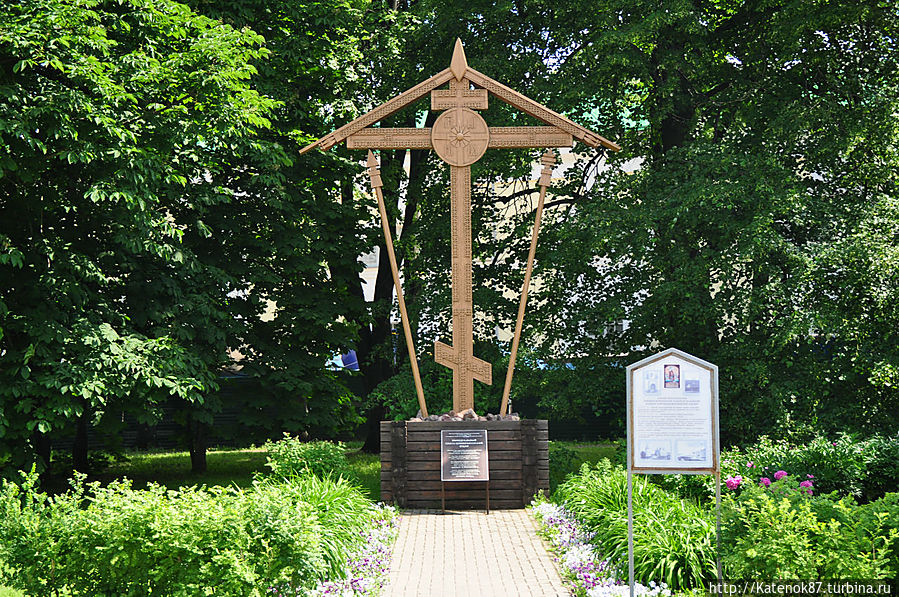 Памятный крест, установленный на месте разрушенного храма Нижний Новгород, Россия