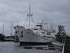 Часть музейных экспонатов представлены в акватории и на набережной. Это знаменитое научно-исследовательское судно «Витязь».