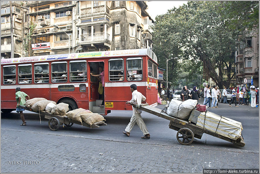 В Бомбее можно часто увидеть людей, запряженных в тележки с грузом. На севере города есть рикши, которые пешком везут пассажира. Мне таких заснять не удалось. мы пробыли в городе совсем недолго...
* Мумбаи, Индия