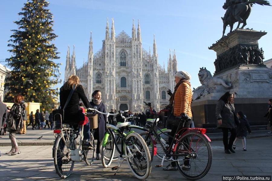 Главная площадь Милана Duomo на велосипедах Милан, Италия