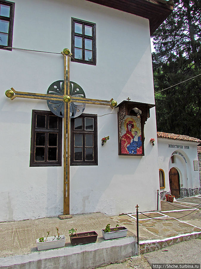 справа маленький — вход во дворик к старинному храму Черепиш, Болгария