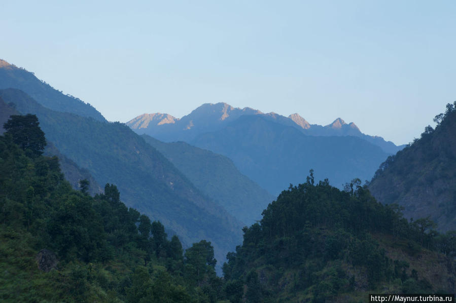 На   четертый   день   мы   достигли   высоты   1690 м.   и   находились   еще   на   уровне   южного   тропического   пояса. Покхара, Непал