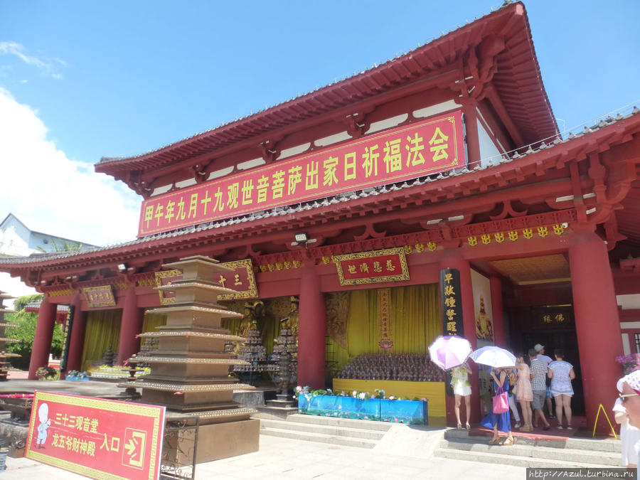 Храм посвящен денежному достатку Санья, Китай