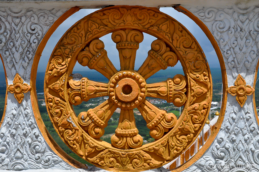 Любят в Азии яркие краски.