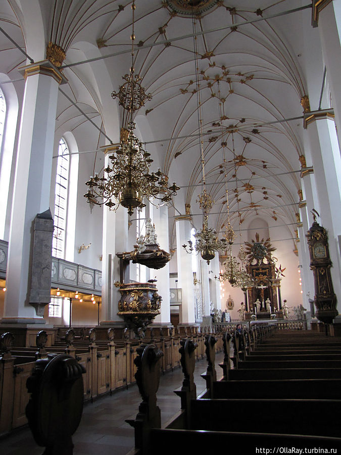 А это церковь св. Троицы. Вход в неё отдельный, с улицы. Но и из башни через смотровое окно можно заглянуть внутрь.