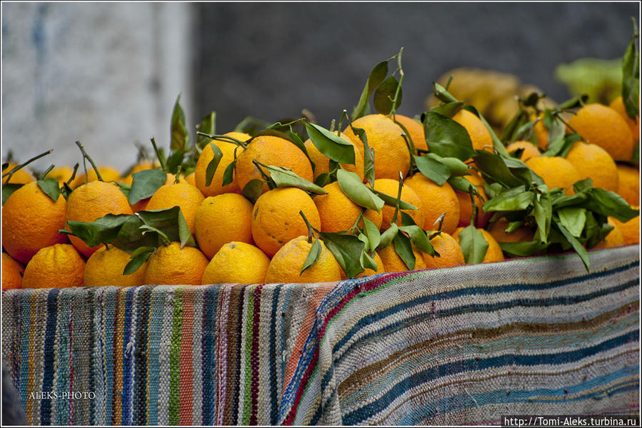 Ну, и опять апельсины, которые радуют глаз. Мне нравится этот цвет настолько, что мы даже кухню свою новую купили в оранжевом цвете. Посреди холодной зимы — то что надо! Эль-Джадида, Марокко