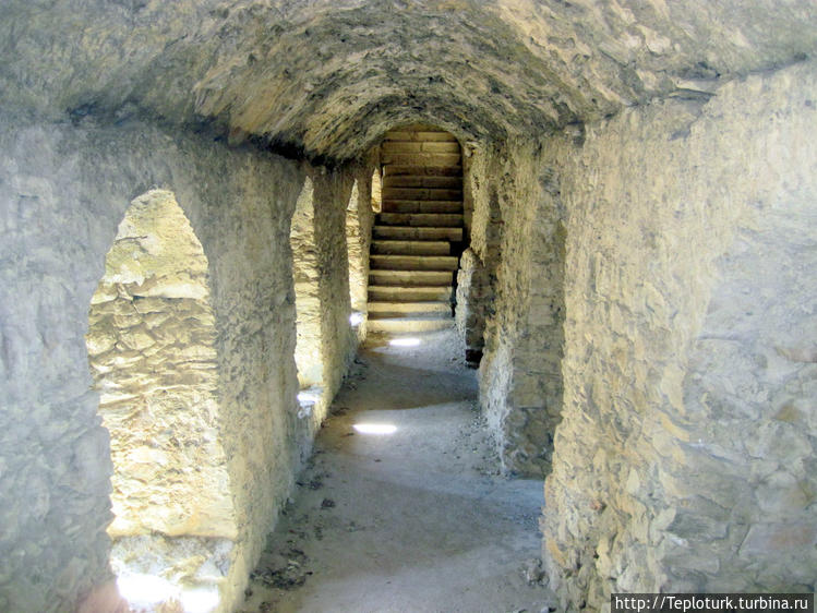 проходы внутри стен