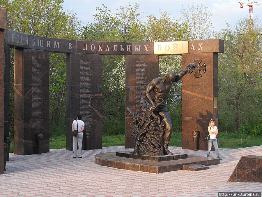 Это достаточно новый памятник Землякам, погибшим в локальных войнах Саратов, Россия