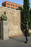 Памятник сэру Александру Флемингу, английскому ученому, открывшему в 1929 году первый антибиотик пенициллин. Он получил за это Нобелевскую премию и безграничную благодарность многих матадоров Испании, которые благодаря пенициллину были спасены от неизбежного заражения крови.
