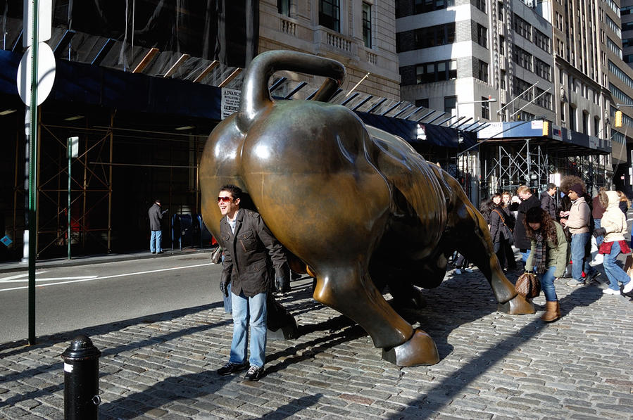 Бык на Бродвее, символизирующий повышательный тренд на бирже Уолл-стрита Нью-Йорк, CША