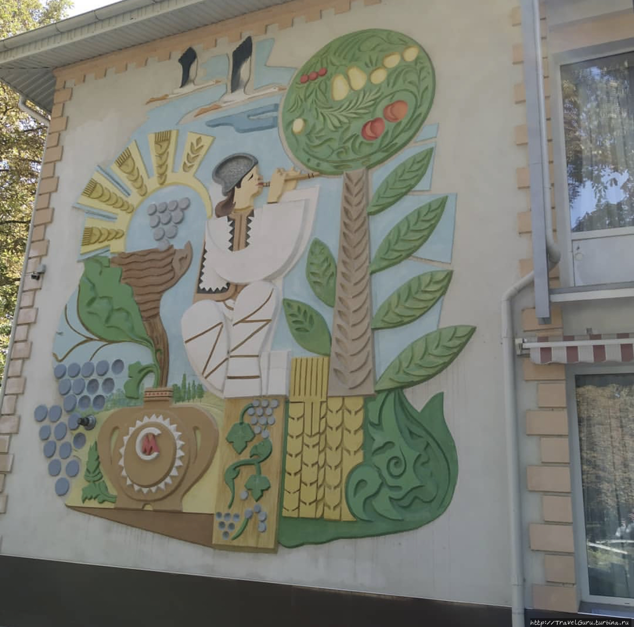 Граффити на одном из домов в Штефан-Водэ, прекрасно иллюстрирующий традиции и хозяйственный уклад этого региона. Штефан-Водский район, Молдова