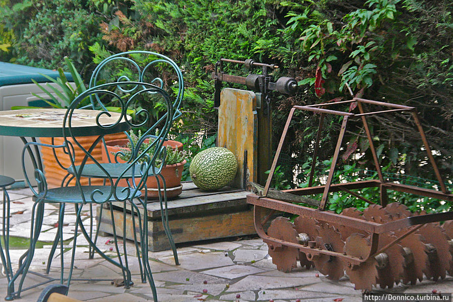 Чуть в стороне от центра мы нашли единственный современный ресторан, вполне возможно Мишленовский, который был очень красиво декорирован