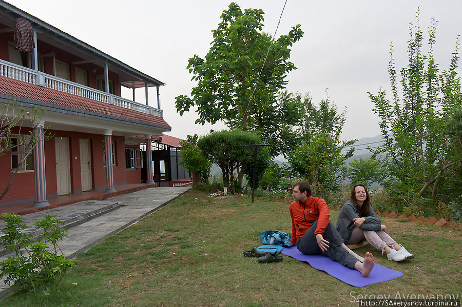 Занятия йогой в отеле Панаути, Непал