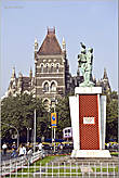 Памятник в память о жертвах демонстраций, прошедших в 1960 году...
*