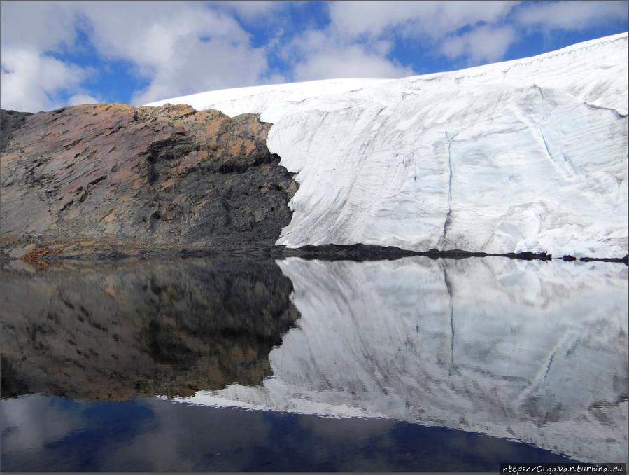 Ледник, перевалив через каменную гряду, отражается в небольшом озере Уаскаран Национальный Парк, Перу
