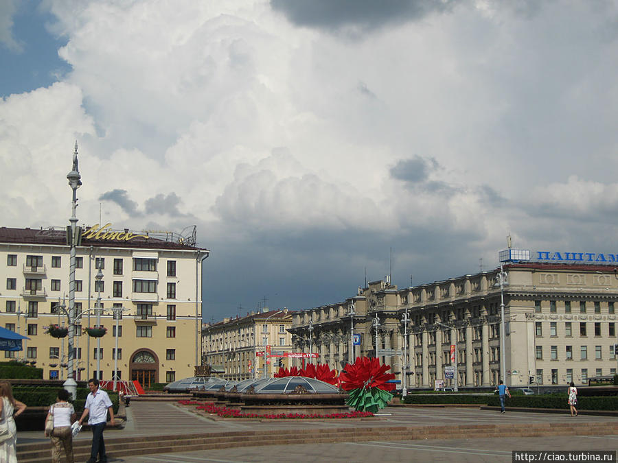 Площадь Независимости. Она получила свое название в 1991 г., до этого называлась площадь Ленина (кстати, на одной из сторон площади и сейчас стоит памятник Ленину). Минск, Беларусь